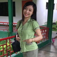 Begini tampilan Kheny ketika sedang pakai seragam guru. Tanpa riasan dan busana berlebihan, ia tampak sangat cantik, bukan? Foto: Facebook Kheny Soliva Berco