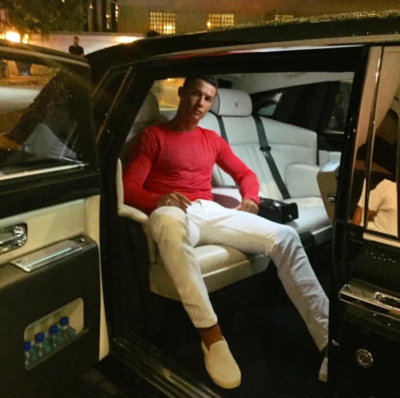 Crsitiano Ronaldo pose dengan mobil mewahnya. Foto: Instagram Cristiano Ronaldo Crsitiano Ronaldo pose dengan mobil mewahnya. Foto: Instagram Cristiano Ronaldo