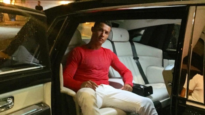 Cristiano Ronaldo pose dengan mobil mewahnya
