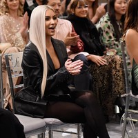 Pilihan tergila Kim soal busana di pekan mode dunia, mungkin adalah legging transparan yang mengekspos thong satu ini. Sebagai paduannya, Kim hanya pakai bandeau di dadanya dan juga long blazer bahan kulit agar busananya tak mengekspos terlalu banyak. Foto: Getty Images