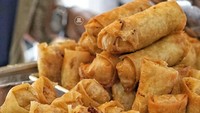 Lumpia sayuran yang banyak dijajakan orang bisa dinikmati hangat dengan sambal kacang. Krenyes renyahnya bikin nagih.Foto: Istimewa