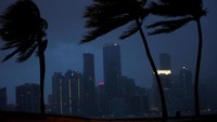 Badai Irma bergerak perlahan dari pesisir utara Kuba ke Selat Florida, seperti yang diramalkan Pusat Badai Nasional Amerika (NHC).  