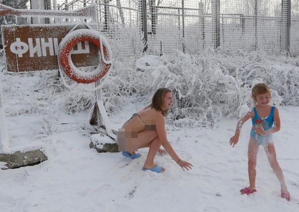 Bisa jadi ice bucket challenge terinspirasi dari winter swimming di Rusia. Atau malah, memang orang Rusia sendiri yang membuat ice bucket challenge (Ilya Naymushin/Reuters)