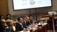 Saat rapat dengan Komisi I DPR, Retno mengatakan Pemerintah Indonesia berupaya membantu menyelesaikan krisis Rohingya. Dia dan jajarannya melakukan diplomasi maraton beberapa waktu lalu.
