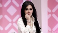 Syahrini saat mengisi acara Brownis di Trans TV, Kapten Tendean, Jakarta Selatan pada Senin (11/9).