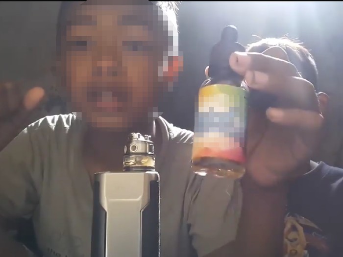 Peran orang tua dan pemerintah sangat penting untuk menghadang rokok elektrik pada anak. Foto: Facebook/Meme Politik Indonesia Peran orang tua dan pemerintah sangat penting untuk menghadang rokok elektrik pada anak. Foto: Facebook/Meme Politik Indonesia