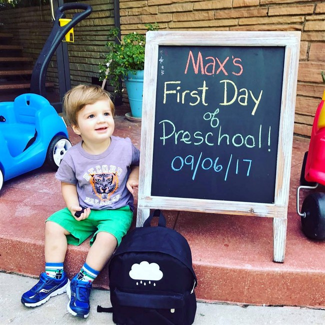 Aktris cantik Casey Wilson juga semangat mengantar anaknya, Max, ke sekolah. Tidak lupa ia juga memposting foto anaknya yang diberi caption Every single emotion pouring forth!!!. Foto: Instagram