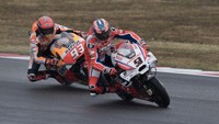 Dengan kondisi sirkuit yang masih basah, Marquez pun harus ekstra hati-hati dalam usahanya terus membuntuti Petrucci. (Photo by Mirco Lazzari gp/Getty Images)