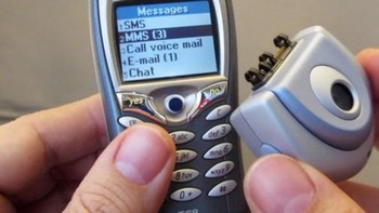 Sony Ericsson T68i dengan kamera CommuniCam yang bisa dilepas pasang. Ponsel ini rilis tahun 2002 dan termasuk yang paling canggih dan keren di masanya. Foto: Unwired