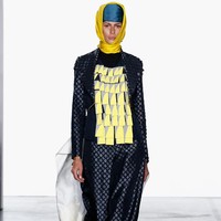 Dian Pelangi memamerkan koleksinya bersama enam desainer lainnya dalam panggung bertajuk Indonesian Diversity. Foto: Brian Ach/Getty Images for Indonesian Diversity