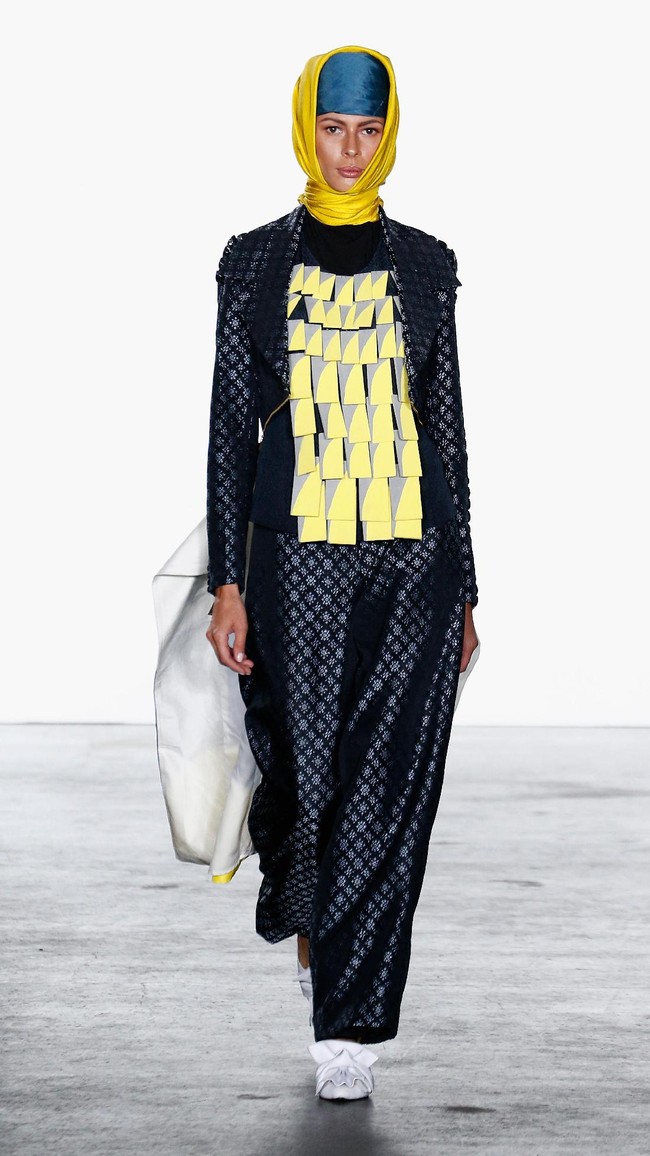 Dian Pelangi memamerkan koleksinya bersama enam desainer lainnya dalam panggung bertajuk Indonesian Diversity. Foto: Brian Ach/Getty Images for Indonesian Diversity