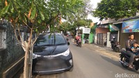 Mobil LCGC warna hitam ini tiap hari diparkir di bahu jalan. 