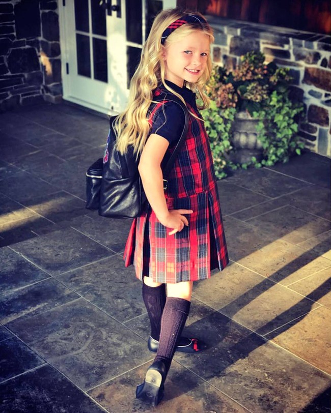 Anak Jessica Simpson ini tampil cantik dengan seragam kotak-kotak merah. Maxwell Drew merupakan anak hasil pernikahan Jessica Simpson dan Eric Johnson yang bersiap masuk sekolah Taman Kanak-kanak. Foto: Instagram