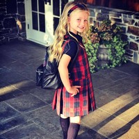 Anak Jessica Simpson ini tampil cantik dengan seragam kotak-kotak merah. Maxwell Drew merupakan anak hasil pernikahan Jessica Simpson dan Eric Johnson yang bersiap masuk sekolah Taman Kanak-kanak. Foto: Instagram