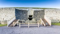 Pertanyaan terakhir, bagaimana manusia ribuan tahun lalu membangun Newgrange sedetil ini? Para arekolog dan peneliti lainnya hanya bisa geleng-geleng kepala. Lebih dari sekadar bentuknya yang aneh nan unik, pasti masih banyak misteri yang tersimpan di sana (Thinkstock)