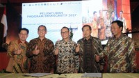 Menteri Ketenagakerjaan Hanif Dhakiri bersama Dirut Bank BRI Suprajarto, Direktur Institusi Bank BRI Sis Apik Wijayanto, Sekjen Kementeriam Ketenagakerjaan Hery Sudarmanto dan Deputi BI Bidang Sistem Pembayaran Sugeng. Foto: dok. BRI