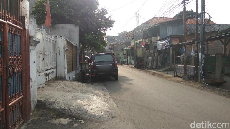 Melongok Bahu Jalan Kampung di Jakarta yang Jadi Parkiran Mobil Melongok Bahu Jalan Kampung di Jakarta yang Jadi Parkiran Mobil
