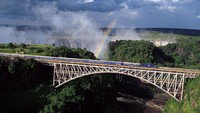 Benua Afrika juga punya jalur kereta yang keren banget! Kamu bisa naik The Blue Train dari Pretoria ke Cape Town di Afrika Selatan. Kereta ini akan membawa kamu melihat keeksotisan Afrika Selatan, termasuk juga berhenti di kota penghasul berlian, Kimberley (The Blue Train)