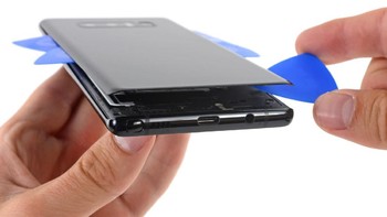 Dengan alat yang tipis namun kuat untuk mengangkat bagian belakang yang sudah mulai terlepas. (Foto: ifixit)