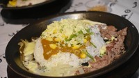Bayangkan nasi dengan siraman bumbu kari kental dan paduan keju mozarella leleh. Tersaji dalam hot plate, menu enak ini bisa dicoba di Wakacao.