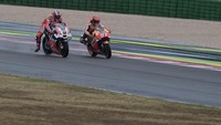 Setelah berhasil menyalip Petrucci, Marquez juga berhasil terus menambah kecepatan untuk menjauhi lawannya. (Photo by Mirco Lazzari gp/Getty Images)