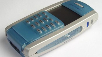 Kalau ini adalah Sony Ericsson P800 yang rilis tahun 2002 dan masuk jajaran ponsel high end. Bagian keyboard-nya bisa diputar untuk menampilkan layar sentuh. Foto: Unwired