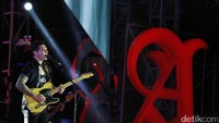 “Jalan yang panjang untuk kami sampai ke sini, malam ini. Terima kasih. Kami akan membuat sesuatu yang belum pernah kalian lihat sebelumnya,” ucap Chris Carrabba, sang vokalis. (Foto: Dashboard Confessional (Dicky/detikHOT)