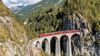 Naik kereta The Glacier Express, traveler akan dibawa menikmati keindahan alam Swiss. Kereta ini akan melintasi pemandangan bak negeri dongeng dari Kota Zermatt hingga Saint Moritz di Swiss. Menakjubkan! (Olaf Protze/Getty Images)
