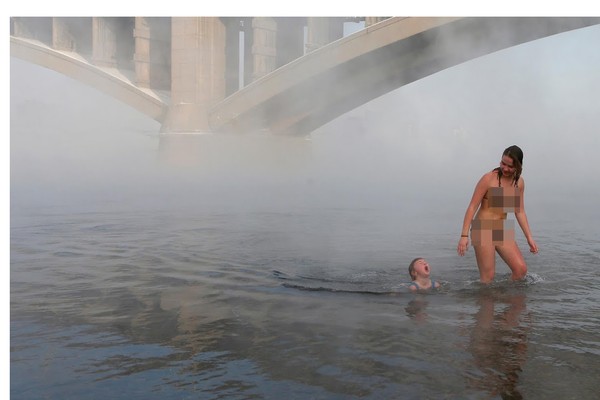 Mulai terbiasa, mereka akan di ajak untuk masuk ke dalam Sungai Yensei. Mau tahu sedingin apa? Saat musim dingin, suhu di dalam air mencapai minus 27 derajat celcius. Brrrr... (Ilya Naymushin/Reuters) Mulai terbiasa, mereka akan di ajak untuk masuk ke dalam Sungai Yensei. Mau tahu sedingin apa? Saat musim dingin, suhu di dalam air mencapai minus 27 derajat celcius. Brrrr... (Ilya Naymushin/Reuters)
