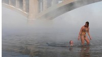 Mulai terbiasa, mereka akan di ajak untuk masuk ke dalam Sungai Yensei. Mau tahu sedingin apa? Saat musim dingin, suhu di dalam air mencapai minus 27 derajat celcius. Brrrr... (Ilya Naymushin/Reuters)