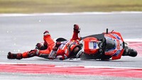 Balapan Lorenzo di Misano harus berakhir di putaran ketujuh, setelah sempat punya peluang meraih kemenangan pertamanya di Ducati. (Foto: Marco BERTORELLO/AFP PHOTO)