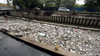 Selain penampakannya yang tidak nyaman dipandang, bau yang menyengat juga mengganggu warga yang melintas di kawasan tersebut.