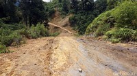 Akses jalan menuju desa Suruh Tembawang tampak licin dan berlumpur.