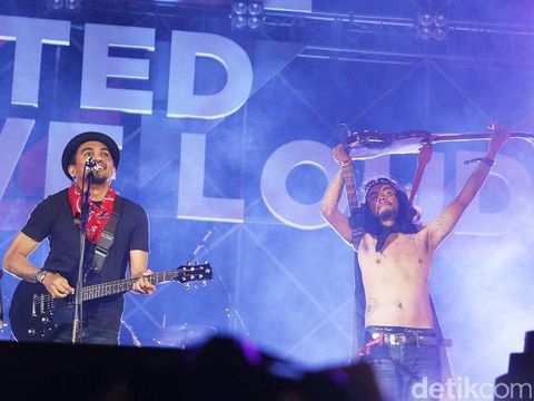Glenn Fredly 'Melayang' Bersama Kelompok Penerbang Roket