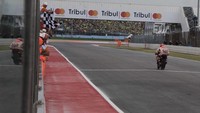 Marquez terus melaju dan melewati garis finis paling duluan, meraih kemenangan keempatnya musim ini. (Photo by Mirco Lazzari gp/Getty Images)