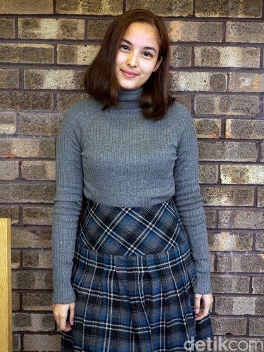 Chelsea Islan Bagi-bagi Sepatu untuk Anak Papua Lewat Koleksi Baju Amal