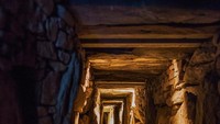 Newgrange berbentuk melingkar, dengan diameter sepanjang 80 meter. Tingginya 12 meter dan luasnya sekitar 4.500 meter persegi yang di dalamnya banyak terdapat lorong (Thinkstock)