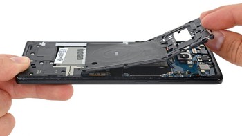 Setelah itu diangkat unit seperti midframe/NFC antenna/PMA dan Qi wireless. (Foto: ifixit)