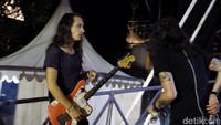 Armon Jay tampak sudah siap dengan gitar miliknya.