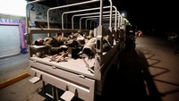 Tentara beristirahat di sebuah truk di sela operasi penyelamatan di Juchitan. (REUTERS/Edgard Garrido)