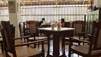 Traveler yang ingin menikmati segarnya Limun Oriental Cap Nyonya bisa mampir langsung ke kafenya di Pekalongan. Suasana kafenya pun masih jadoel (Randy/detikTravel)