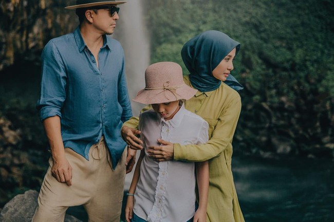 Laudya Cynthia Bella dan Engku Emran memilih lokasi foto prewedding outdoor di sekitar air terjun di Padang. Mereka juga mengajak putri Engku Emran dari mantan istrinya Erra Fazira, Engku Aleesya. Foto: Dok. Instagram @alvasus