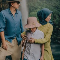 Laudya Cynthia Bella dan Engku Emran memilih lokasi foto prewedding outdoor di sekitar air terjun di Padang. Mereka juga mengajak putri Engku Emran dari mantan istrinya Erra Fazira, Engku Aleesya. Foto: Dok. Instagram @alvasus