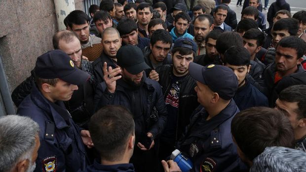 Demonstran di Saint Petersburg, Rusia berdebat dengan polisi dalam aksi mereka