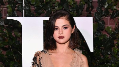 Foto: Selena Gomez Memikat dengan Tren Naked Dress