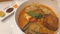 Laksa kari ayam termasuk salah satu hidangan Malaysia terfavorit. Mie dilengkapi terung, tahu goreng, kulit tahu, fish cake dan fillet dada ayam. Semakin sedap ketika kuah kental gurih dihirup bersama. Seperti buatan Papparich ini.