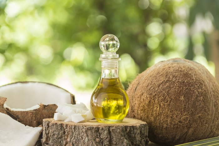 Bahan alami terbaik untuk mengatasi masalah rambut rontok adalah minyak kelapa. Minyak kelapa dapat menembus batang rambut dan zat yang ada di dalamnya akan mengikat sehingga dapat mencegah hilangnya protein rambut. Minyak kelapa juga memiliki sifat anti bakteri yang melindungi rambut dari infeksi bakteri dan jamur. (Foto: Thinkstock) Bahan alami terbaik untuk mengatasi masalah rambut rontok adalah minyak kelapa. Minyak kelapa dapat menembus batang rambut dan zat yang ada di dalamnya akan mengikat sehingga dapat mencegah hilangnya protein rambut. Minyak kelapa juga memiliki sifat anti bakteri yang melindungi rambut dari infeksi bakteri dan jamur. (Foto: Thinkstock)