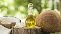 Bahan alami terbaik untuk mengatasi masalah rambut rontok adalah minyak kelapa. Minyak kelapa dapat menembus batang rambut dan zat yang ada di dalamnya akan mengikat sehingga dapat mencegah hilangnya protein rambut. Minyak kelapa juga memiliki sifat anti bakteri yang melindungi rambut dari infeksi bakteri dan jamur. (Foto: Thinkstock)