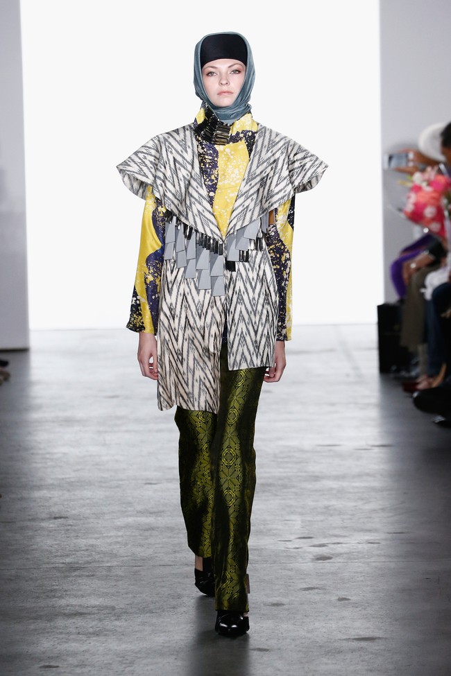 Dian Pelangi menampilkan koleksinya ‘Alurrealist’ di panggung New York Fashion Week First Stage, The Gallery, The Dream Downtown Hotel, Kamis (7/9/2017). Panggung NYFW First Stage ini baru pertamakali digelar oleh penyelenggara NYFW, International Management Group (IMG). 