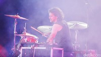 Kedatangannya sudah begitu dinanti, bahkan sejak dua band sebelumnya tampil, yaitu Musikimia dan Barasuara. Foto: Dashboard Confessional (Dicky/detikHOT)